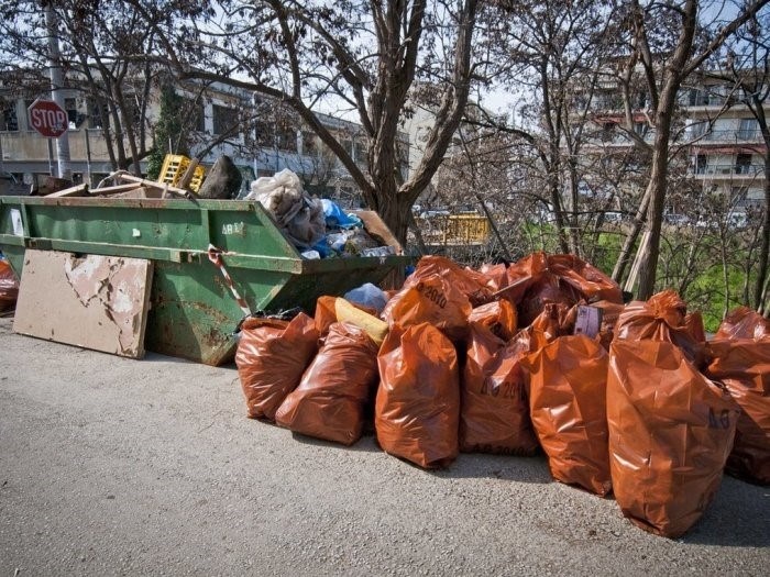 Крупногабаритный мусор необходимо вывозить самостоятельно, а не переносить в мусорный бак / Фото: gruzko. ru