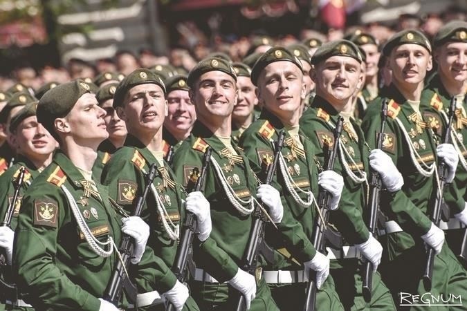 Профессиональное развитие: Вооруженные силы предлагают непрерывное обучение, что позволяет военнослужащим развивать специализированные навыки, признанные как в военном ведомстве, так и за его пределами.