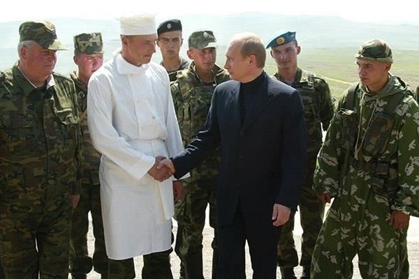 Регулярные войска состоят из штатных военнослужащих, которые набираются на длительный срок. Они служат в различных родах войск, включая армию, флот, ВВС и другие специализированные подразделения. Срок службы может быть разным, обычно контракт составляет от нескольких лет до десяти лет, в зависимости от роли и должности в войсках. Личный состав регулярных войск проходит интенсивную подготовку и часто участвует в непрерывных военных операциях.