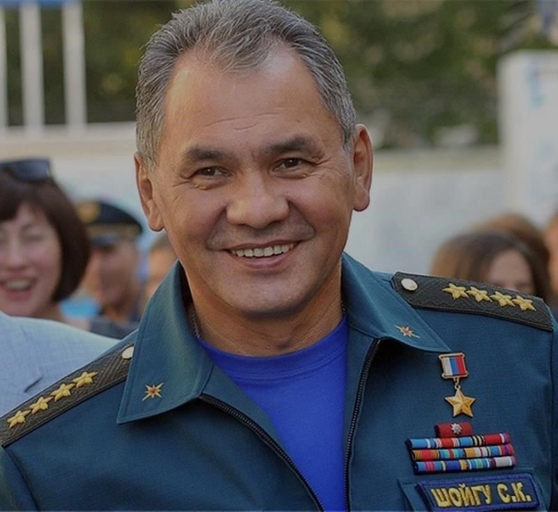 Стремительное восхождение Сергея Кужугетовича Шойгу в российской политике стало результатом его эффективного управления национальными кризисами благодаря стратегическому лидерству в Министерстве по чрезвычайным ситуациям. Назначенный на эту должность в 1991 году, Шойгу продемонстрировал уникальную способность проводить крупномасштабные операции, что сделало его фигурой, пользующейся доверием как у государственных чиновников, так и у общественности. Его военный опыт в сочетании с организаторскими способностями сыграли решающую роль в его переходе от управления чрезвычайными ситуациями к ведущей роли в оборонной политике.