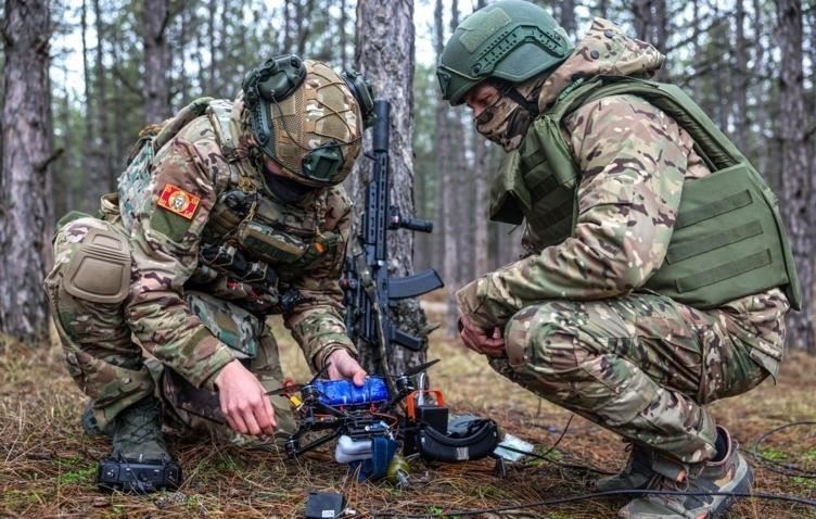 Военные топографы полагаются на широкий спектр передовых технологических инструментов для поддержки своей работы по составлению карт, анализу местности и подготовке поля боя. Эти инструменты имеют решающее значение для создания точных и своевременных географических данных, используемых вооруженными силами в стратегических операциях.