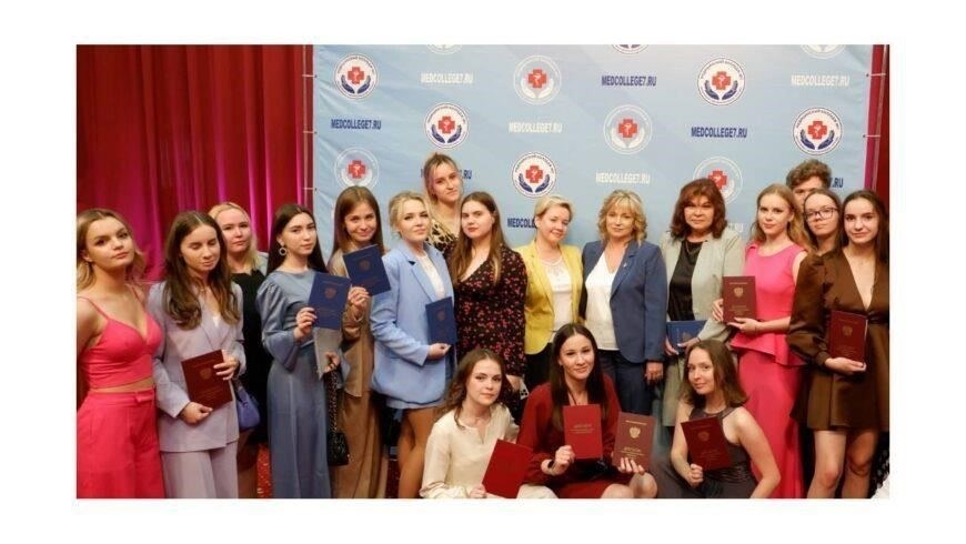 Выпускники, завершившие обучение в медицинском колледже, могут подать заявление на получение военного билета и, в зависимости от своих достижений, получить соответствующее звание. В тех случаях, когда выпускник планирует работать в качестве полевого медика или на другой медицинской должности, ему часто присваивается звание младшего лейтенанта. Это звание отражает их медицинскую квалификацию и готовность к службе. Однако у некоторых выпускников есть возможность получить более высокое звание, если они попадут в специальные подразделения или пройдут дальнейшее обучение.